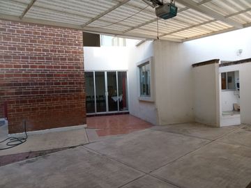CASA EN VENTA EN ZAVALETA , A PIE DE CALLE, HABITACIONAL U OFICINA