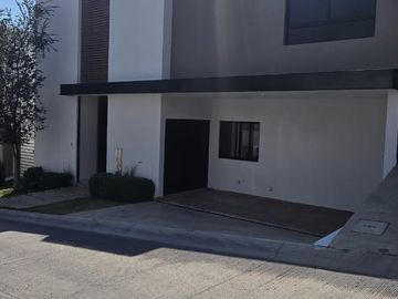 CASA EN VENTA EN LOMAS DEL MOLINO III, LEON GTO. ZONA NORTE A 10 MINUTOS DEL PARQUE METROPOLITANO.