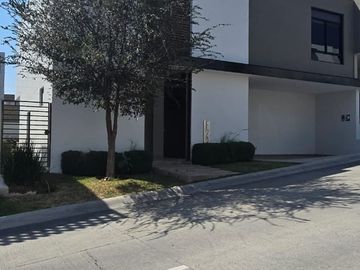 CASA EN VENTA EN LOMAS DEL MOLINO III, LEON GTO. ZONA NORTE A 10 MINUTOS DEL PARQUE METROPOLITANO.