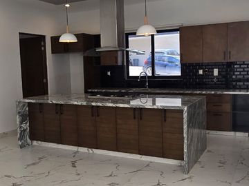 CASA EN VENTA EN LOMAS DEL MOLINO III, LEON GTO. ZONA NORTE A 10 MINUTOS DEL PARQUE METROPOLITANO.
