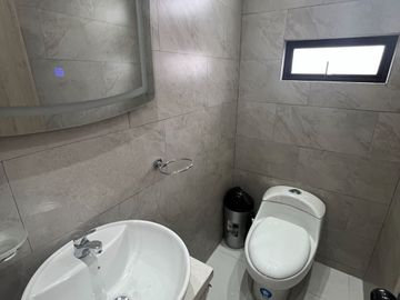 AMPLIA CASA DE CINCO DORMITORIOS EN VENTA, Sector Sudamericano Ricaurte C1432