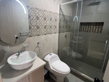 AMPLIA CASA DE CINCO DORMITORIOS EN VENTA, Sector Sudamericano Ricaurte C1432