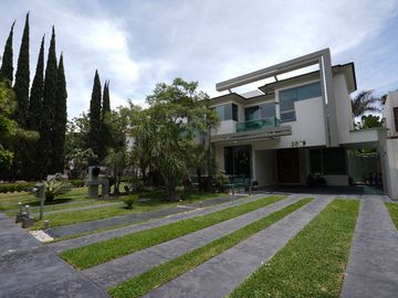 Casa moderna en Venta frente a parque dentro de Valle Real