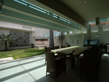 Casa moderna en Venta frente a parque dentro de Valle Real