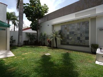 Casa moderna en Venta frente a parque dentro de Valle Real