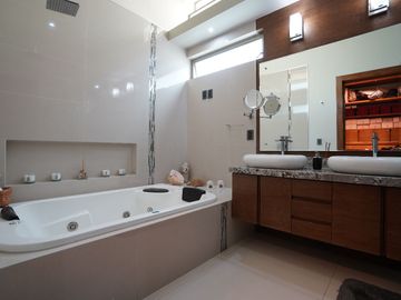 Casa moderna en Venta frente a parque dentro de Valle Real