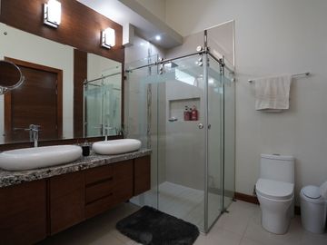 Casa moderna en Venta frente a parque dentro de Valle Real