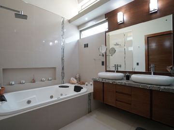 Casa moderna en Venta frente a parque dentro de Valle Real