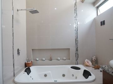 Casa moderna en Venta frente a parque dentro de Valle Real