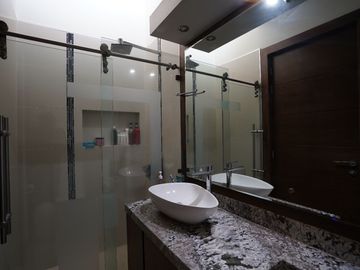 Casa moderna en Venta frente a parque dentro de Valle Real