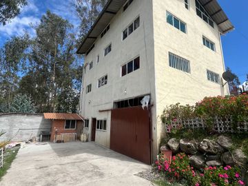 AMPLIA CASA RENTERA CON AREA VERDE Y JARDINES, Sector La Raya Ricaurte C1433