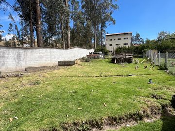 AMPLIA CASA RENTERA CON AREA VERDE Y JARDINES, Sector La Raya Ricaurte C1433