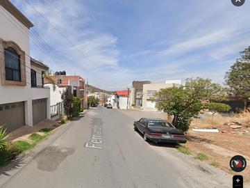 Casa Ubicada en Colonia  Javier Barros Sierra con 3 Reamaras y 140m2 a solo unos minutos del Parque La Encantada.