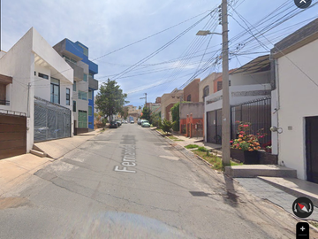 Casa Ubicada en Colonia  Javier Barros Sierra con 3 Reamaras y 140m2 a solo unos minutos del Parque La Encantada.