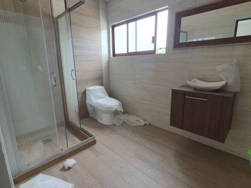 Casa nueva de 4 recámaras (una en planta baja) en Col. Ejido 1ro. de mayo sur. Cerca de Av. Ejército Mexicano