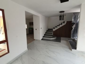 Casa nueva de 4 recámaras (una en planta baja) en Col. Ejido 1ro. de mayo sur. Cerca de Av. Ejército Mexicano