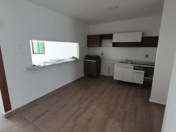 Casa nueva de 4 recámaras (una en planta baja) en Col. Ejido 1ro. de mayo sur. Cerca de Av. Ejército Mexicano
