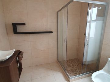 Casa nueva de 4 recámaras (una en planta baja) en Col. Ejido 1ro. de mayo sur. Cerca de Av. Ejército Mexicano