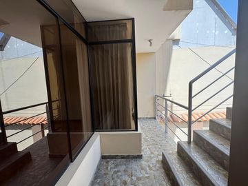 SE VENDE AMPLIO DPTO EN 2DO PISO - JOSE LUIS BUSTAMANTE Y RIVERO