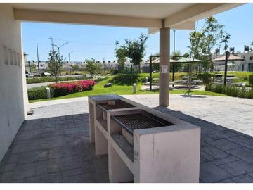 Casa Muy Linda y de poco uso, con 3 Rec y 2 baños 1/2 en Rincones del Marques Qro ZR