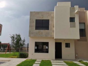 Casa Muy Linda y de poco uso, con 3 Rec y 2 baños 1/2 en Rincones del Marques Qro ZR