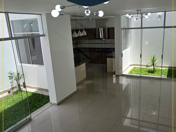 VENDO CASA DE ESTRENO EN MIRAFLORES COUNTRY CLUB