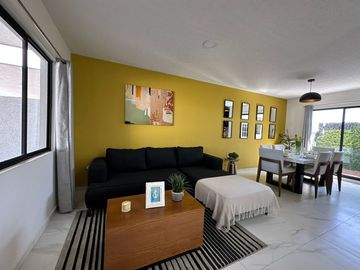 Recamara principal con vestidor, baño propio y terraza.