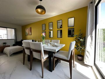 Recamara principal con vestidor, baño propio y terraza.