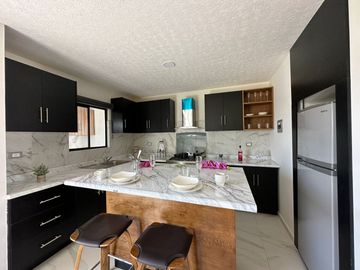 Recamara principal con vestidor, baño propio y terraza.