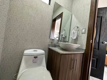 Recamara principal con vestidor, baño propio y terraza.
