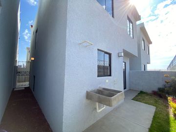 Recamara principal con vestidor, baño propio y terraza.