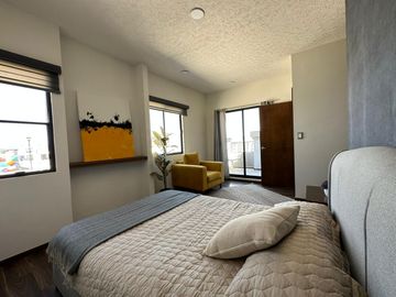 Recamara principal con vestidor, baño propio y terraza.