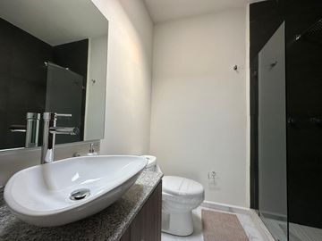 Recamara principal con vestidor, baño propio y terraza.