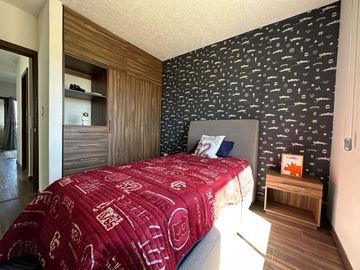 Recamara principal con vestidor, baño propio y terraza.