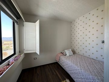 Recamara principal con vestidor, baño propio y terraza.