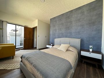 Recamara principal con vestidor, baño propio y terraza.
