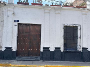 EXCELENTE CASONA UBICADA EN PLENO CENTRO HISTORICO