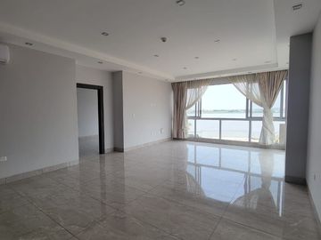 En venta amplio y lujoso departamento vista al rio en Veleros del Rio, Km 4.5 via a Samborondon