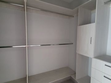 En venta amplio y lujoso departamento vista al rio en Veleros del Rio, Km 4.5 via a Samborondon