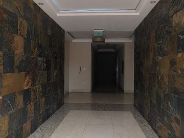 En venta amplio y lujoso departamento vista al rio en Veleros del Rio, Km 4.5 via a Samborondon
