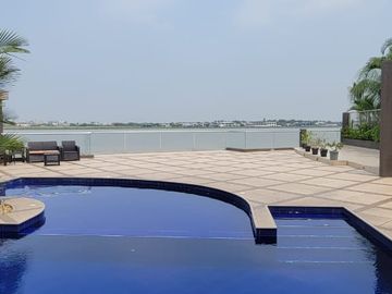 En venta amplio y lujoso departamento vista al rio en Veleros del Rio, Km 4.5 via a Samborondon