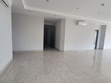 En venta amplio y lujoso departamento vista al rio en Veleros del Rio, Km 4.5 via a Samborondon