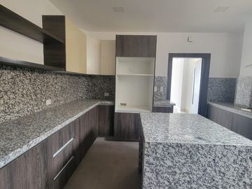 En venta amplio y lujoso departamento vista al rio en Veleros del Rio, Km 4.5 via a Samborondon