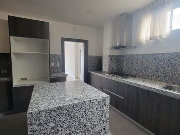 En venta amplio y lujoso departamento vista al rio en Veleros del Rio, Km 4.5 via a Samborondon