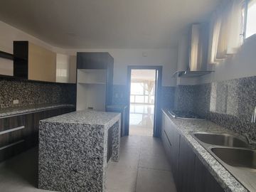 En venta amplio y lujoso departamento vista al rio en Veleros del Rio, Km 4.5 via a Samborondon