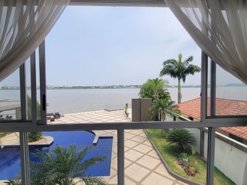 En venta amplio y lujoso departamento vista al rio en Veleros del Rio, Km 4.5 via a Samborondon