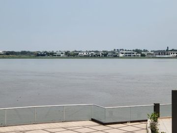En venta amplio y lujoso departamento vista al rio en Veleros del Rio, Km 4.5 via a Samborondon