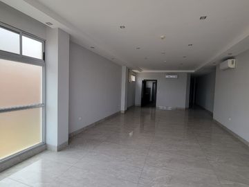 En venta amplio y lujoso departamento vista al rio en Veleros del Rio, Km 4.5 via a Samborondon
