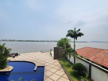 En venta amplio y lujoso departamento vista al rio en Veleros del Rio, Km 4.5 via a Samborondon