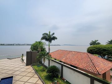 En venta amplio y lujoso departamento vista al rio en Veleros del Rio, Km 4.5 via a Samborondon
